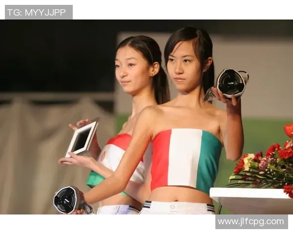 世界杯足球宝贝展现青春风采助力球队激情四射的赛场魅力与梦想追逐