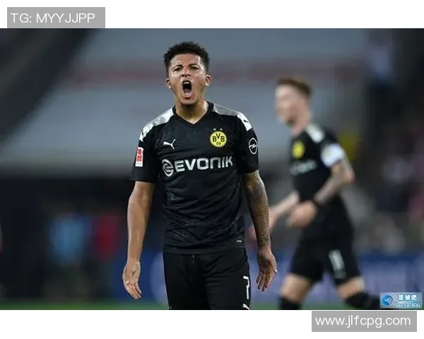 达尼洛的传奇之路：从青涩少年到足球巨星的成长历程