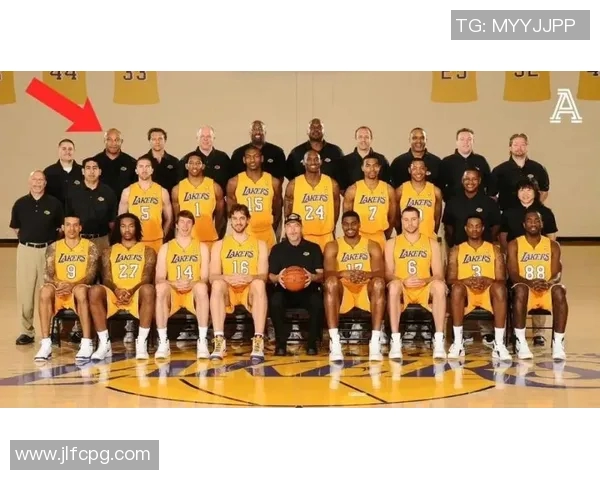 詹姆斯领衔湖人全队向湖人总经理示好