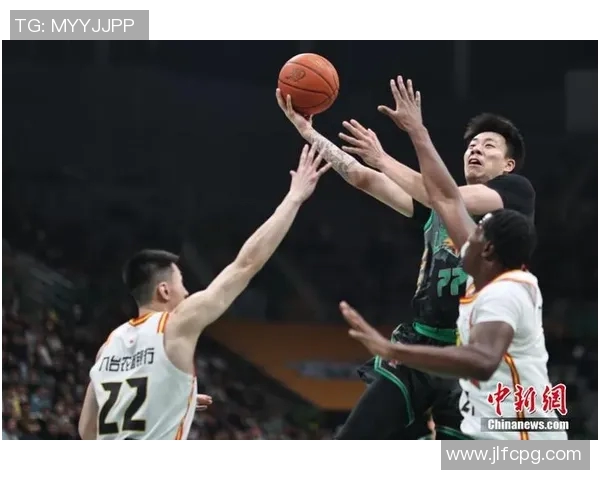 九台队与辽宁队在CBA赛场的激烈对决展现篮球魅力与团队精神